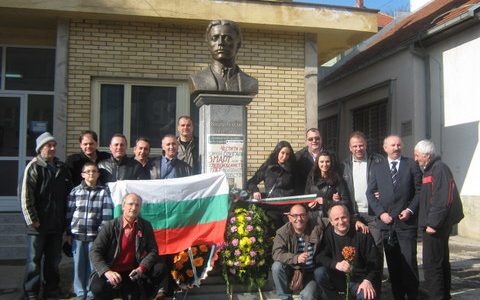 Поклонение пред паметника на Апостола в Босилеград Поклонение пред паметника на Апостола в Босилеград